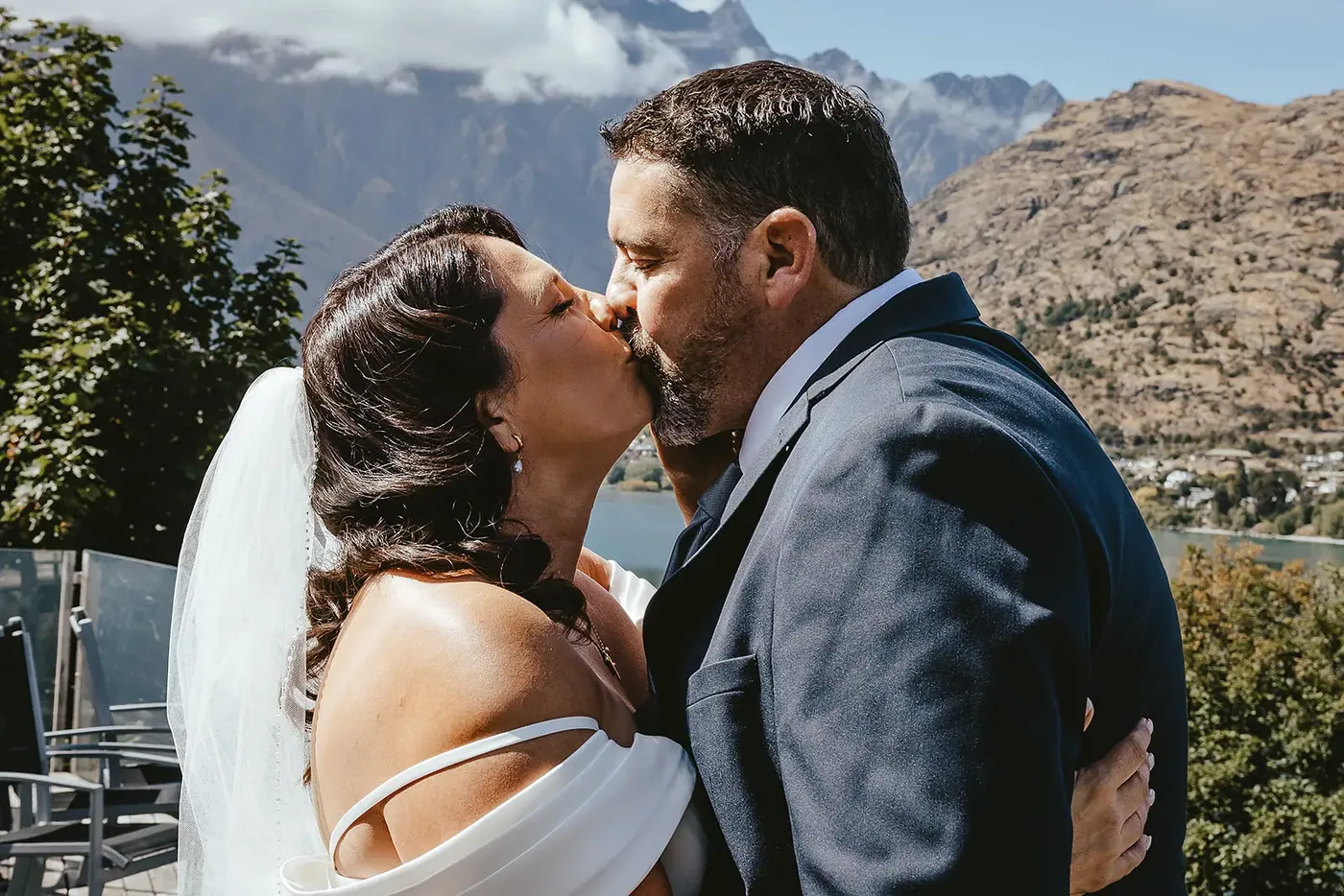 First look kiss above Lake Wakatipu